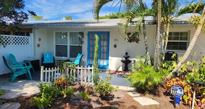 Cute coastal cottage close to beach and downtown nightlife.