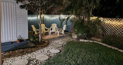 Cute coastal cottage close to beach and downtown nightlife.