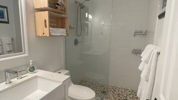 Ducha, secador de pelo, toallas, papel higiénico