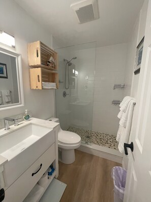 Een douche, een haardroger, handdoeken, toiletpapier