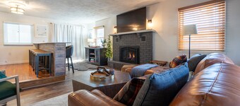 Glens Falls Boutique Stay, near skiing, Lake George, Saratoga, Pool!