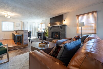 Glens Falls Boutique Stay, near skiing, Lake George, Saratoga, Pool!