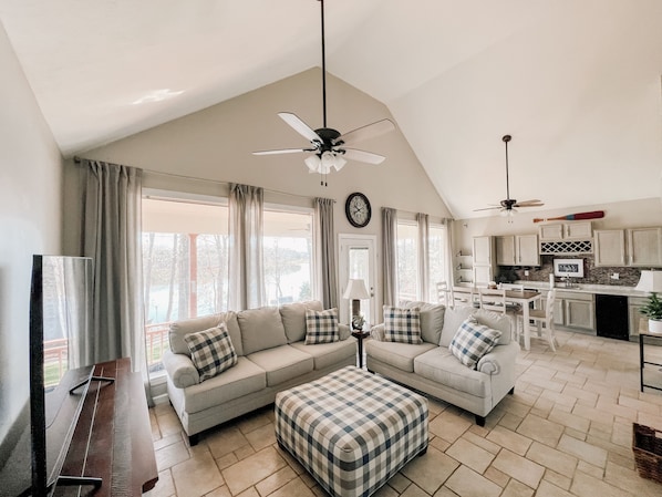 Smart TV, fireplace - Old Hickory Hideaway Lakehouse in Lebanon, TN (Lebanon)