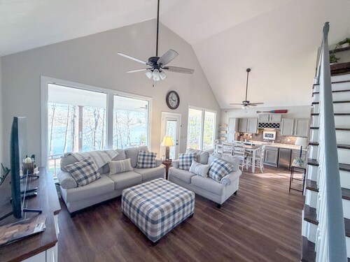 Old Hickory Hideaway Lakehouse in Lebanon, TN