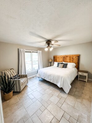 3 bedrooms, desk, travel cot, WiFi - Old Hickory Hideaway Lakehouse in Lebanon, TN (Lebanon)