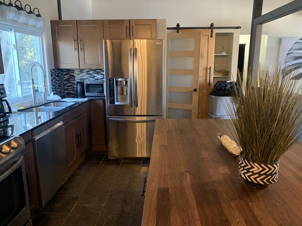 Private kitchen - Stunning 3 BD main floor unit in Varsity by University of Calgary (Calgary)