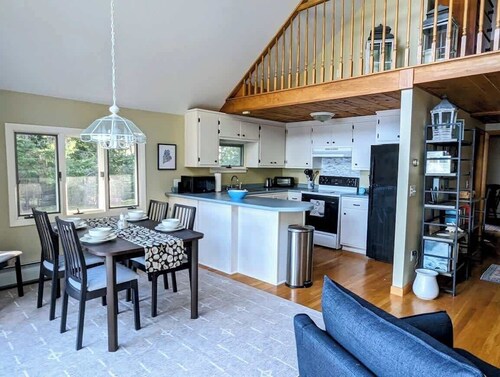 Oceanfront Cottage with Fire Pit & Stunning Views, beach access!