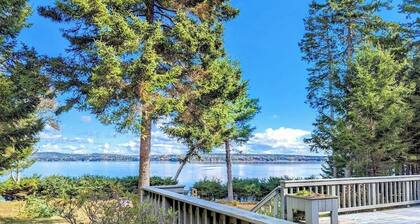 Oceanfront Cottage with Fire Pit & Stunning Views, beach access!