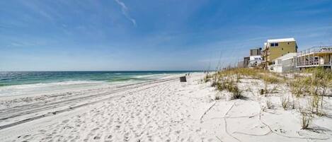 Aan het strand, ligstoelen aan het strand, strandlakens