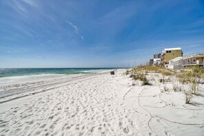 En la playa, sillas reclinables de playa, toallas de playa