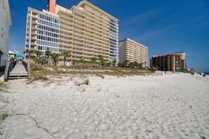 On the beach, sun-loungers, beach towels - Dream Beach Escape - 200ft to Waves - Breakfast - Private Hot Tub Awaits (Panama City)