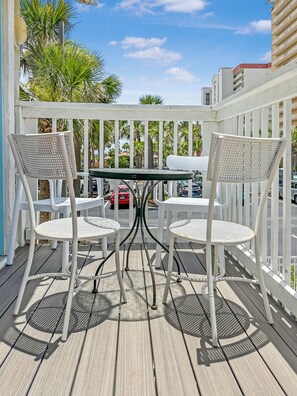 Outdoor dining - Dream Beach Escape - 200ft to Waves - Breakfast - Private Hot Tub Awaits (Panama City)