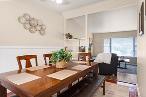 Dining - 3b1b home with private backyard near medical centers (San Antonio)