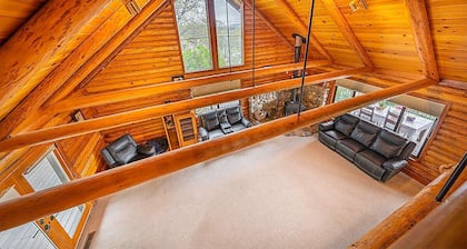 Tranquil, private retreat with stunning views yet close to everything.