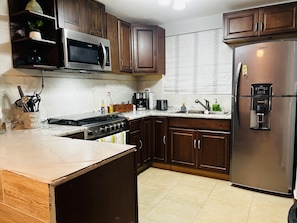 Réfrigérateur, micro-ondes, four, plaque de cuisson