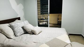 3 dormitoris, planxa i posts de planxar, wifi i roba de llit