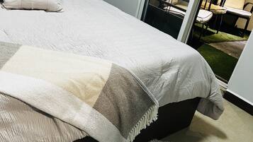 3 dormitoris, planxa i posts de planxar, wifi i roba de llit