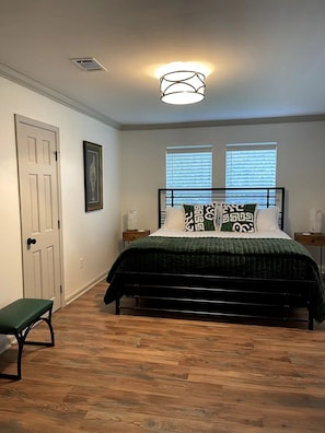 3 bedrooms, desk, iron/ironing board, free WiFi