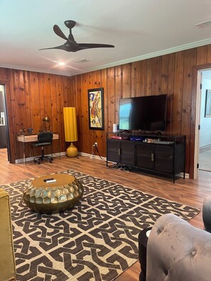 Smart TV - Springhill Bungalow-cozy bungalow located in the Springhill area.

 (Mobile)