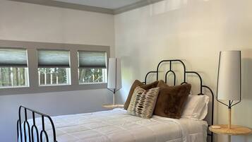 3 bedrooms, desk, iron/ironing board, free WiFi