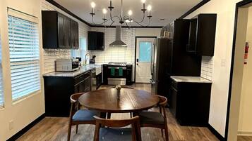 KylskÄp, mikrovÄgsugn, ugn och spishÀll