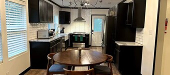 Springhill Bungalow-cozy bungalow located in the Springhill area.

