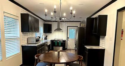 Springhill Bungalow-cozy bungalow located in the Springhill area.