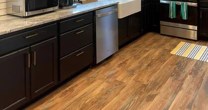 Springhill Bungalow-cozy bungalow located in the Springhill area.