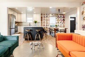 Televisor intel·ligent, videojocs, taula de tennis de taula i llibres 