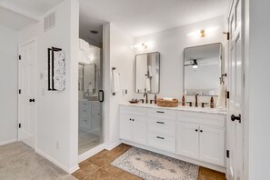 Shower, hair dryer, towels, soap - Brookstone Bliss - Hot tub, Pool, Games and more (Minneapolis)