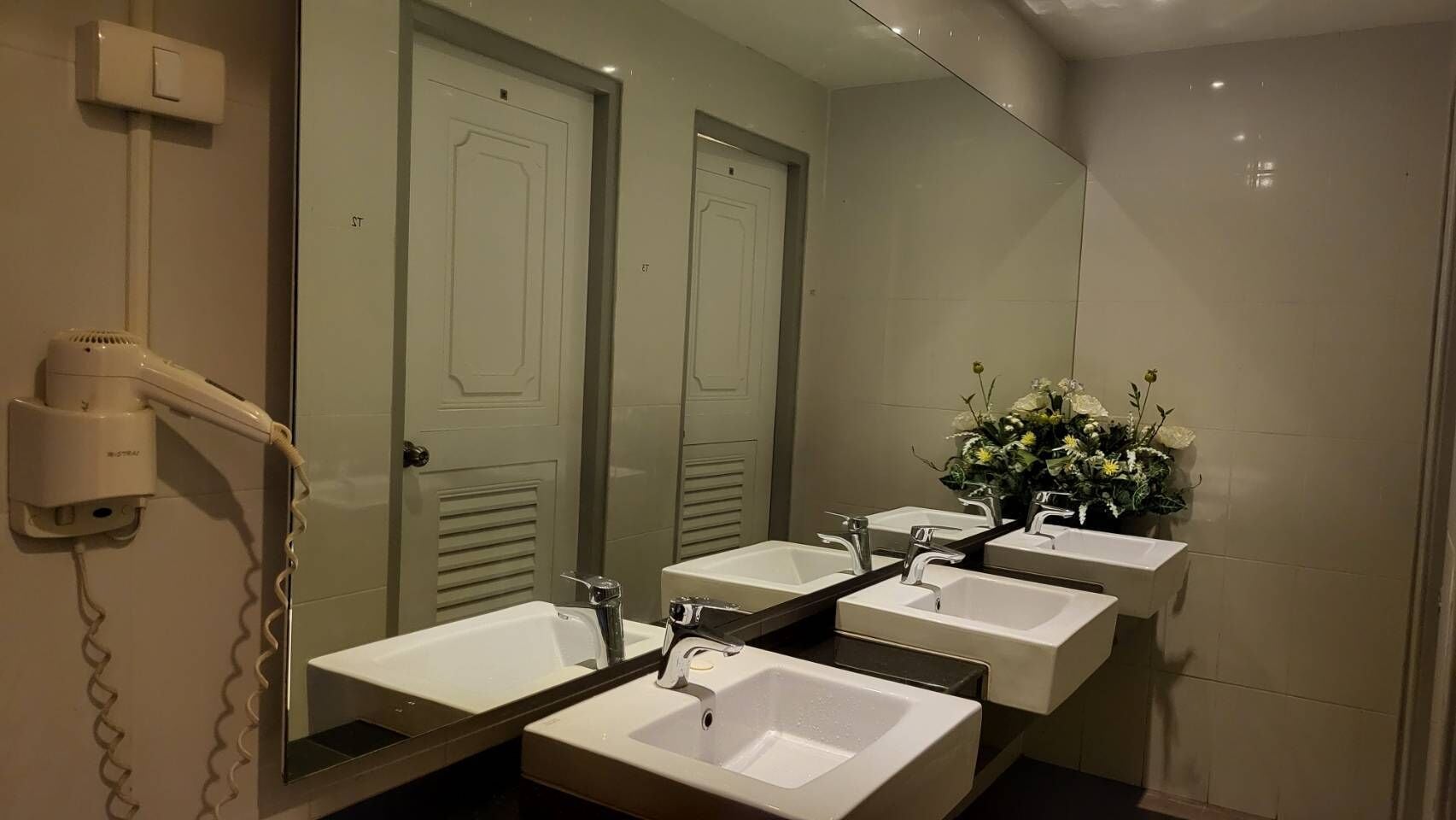 Basic Shared Dormitory | Bathroom | Free toiletries, hair dryer