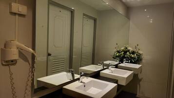 Basic Shared Dormitory | Bathroom | Free toiletries, hair dryer