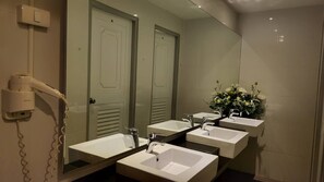 Felles sovesal – basic | Bad | Toalettartikler (inkludert) og hårføner