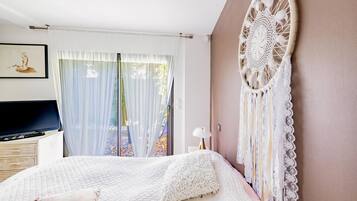 2 bedrooms, travel crib, free WiFi, bed sheets