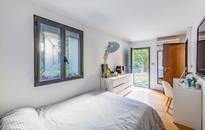 2 bedrooms, travel crib, free WiFi, bed sheets