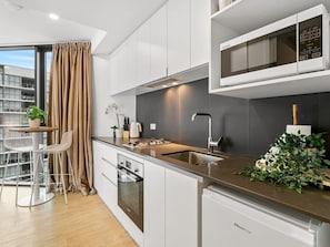 Kühlschrank, Mikrowelle, Ofen, Herdplatte