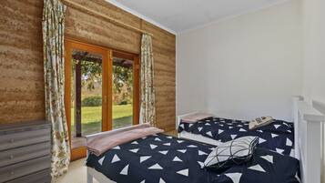 4 bedrooms, iron/ironing board, free WiFi, bed sheets