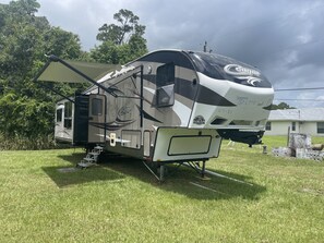 Property grounds - Entire 1Bedroom RV Camper  (Fort Pierce)