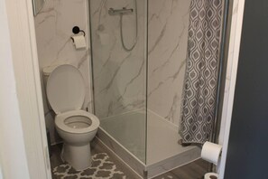Douche, sèche-cheveux, serviettes fournies