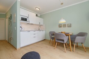 Fridge, microwave, stovetop, dishwasher - Ferienwohnung Parkblick 26 - Villa Parkblick (Kühlungsborn)