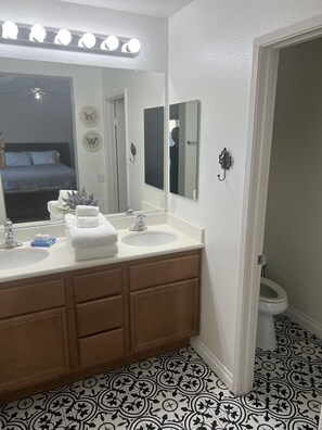 Towels, soap, shampoo, toilet paper - Coachella & Stagecoach walking distance (Coachella)