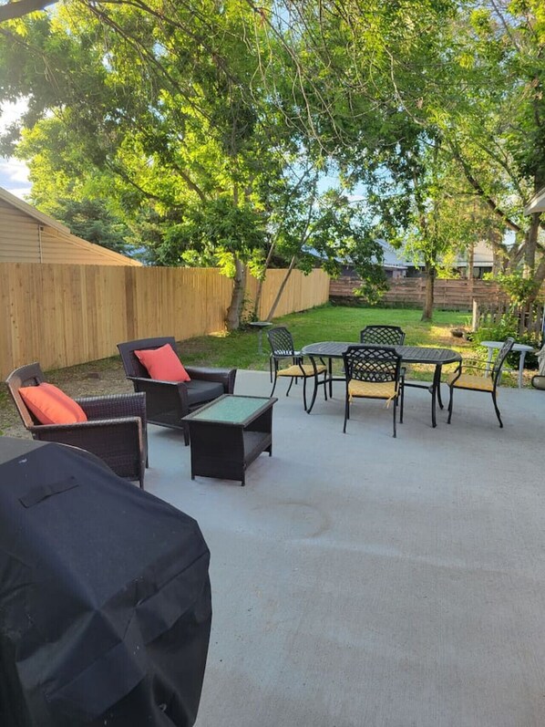 Outdoor dining - Liberty House (Baker City)