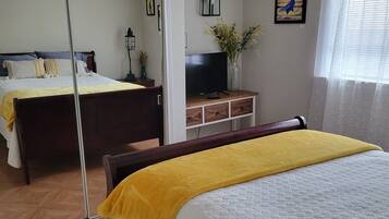 3 habitaciones, escritorio y tabla de planchar con plancha