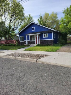 Exterior - 3BR • Yard • A/C • Near Downtown (Baker City)
