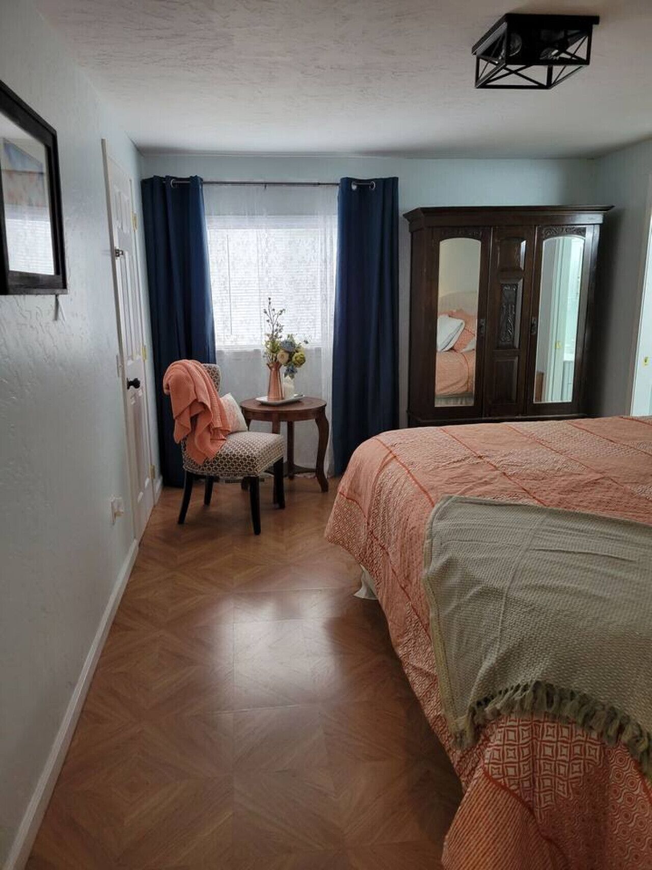 3 室のベッドルーム、デスク、アイロン / アイロン台、旅行用ベビーベッド