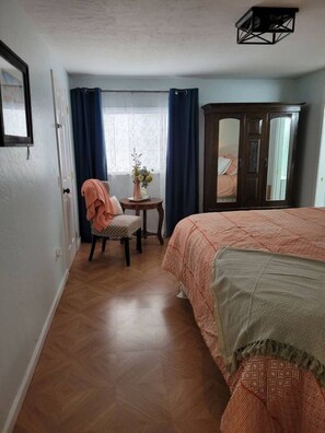 3 bedrooms, desk, iron/ironing board, travel crib - Liberty House (Baker City)