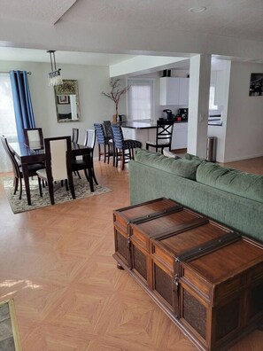 Interior - 3BR • Yard • A/C • Near Downtown (Baker City)