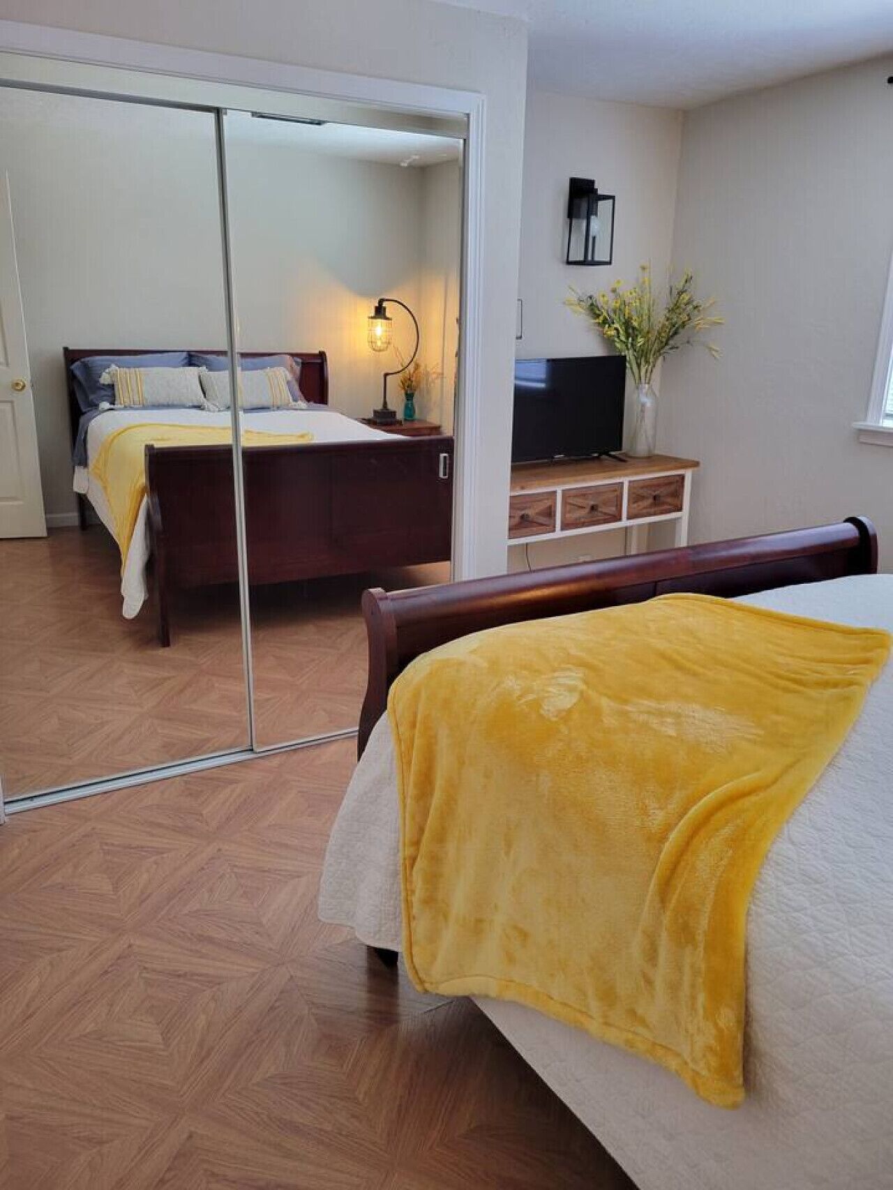 3 makuuhuonetta, työpöytä, silitysrauta/-lauta, vauvan matkasänky