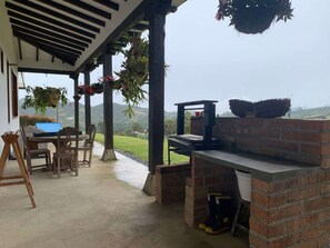 Outdoor dining - Finca con Caballos y Barbacoa en Envigado, Antioquia (El Cebadero)