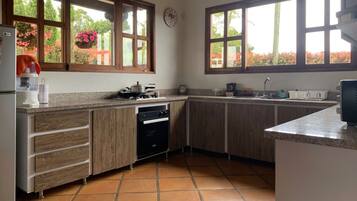 Fridge, microwave, stovetop, dishwasher